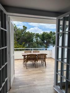 un patio con tavolo e sedie sul balcone. di Villa Cataleya a Praia a Mare