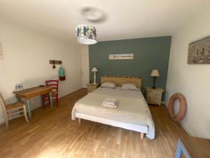 um quarto com uma cama com uma bolsa em Maison Lacourrège em Urgosse