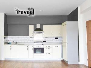Kuchyň nebo kuchyňský kout v ubytování The Aviator Apartment - Farnborough - Allocated Parking, WI-FI & Self Check-in