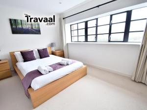 Postel nebo postele na pokoji v ubytování The Aviator Apartment - Farnborough - Allocated Parking, WI-FI & Self Check-in