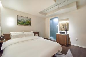 Postel nebo postele na pokoji v ubytování Aank Hotel Busan Nampo