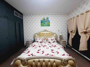 um quarto com uma cama grande com flores vermelhas em Master Bed Room with Balcony Shared Apartment AUH UAE em Abu Dhabi