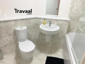 Koupelna v ubytování The Aviator Apartment - Farnborough - Allocated Parking, WI-FI & Self Check-in