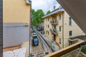 Cet appartement dispose d'un balcon offrant une vue sur la rue. dans l'établissement Pescara Colli Roomy Apartment with parking, à Pescara