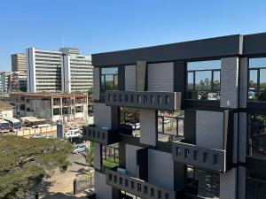 N1 Hotel Samora Machel Harare في هراري: اطلالة على مبنى طويل في مدينة