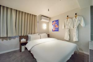 Postel nebo postele na pokoji v ubytování Aank Hotel Busan Nampo