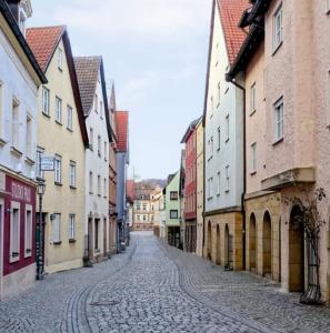 eine leere Straße in einer Altstadt mit Gebäuden in der Unterkunft Alte Färberei - Wohnen in der Altstadt in Kulmbach