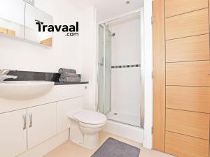 Koupelna v ubytování The Aviator Apartment - Farnborough - Allocated Parking, WI-FI & Self Check-in