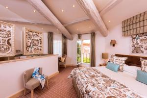 een slaapkamer met een groot bed in een kamer bij Hotel Byblos Saint-Tropez in Saint-Tropez