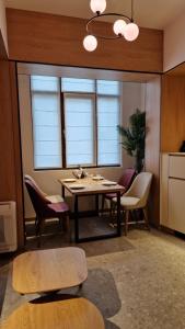 een eetkamer met een tafel en stoelen bij FS Apartments - Wonderful apartment in the top center of Varna in Varna