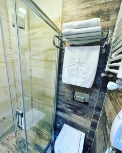 ein Bad mit einer Dusche, einem WC und Handtüchern in der Unterkunft Bakirkoy Tashan Business & Airport Hotel in Istanbul