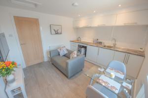 sala de estar con sofá y mesa en Modern Apartment in Town Centre Skipton, en Skipton