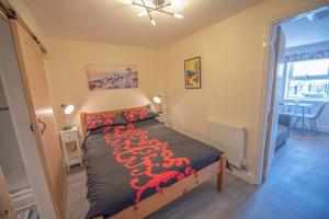 1 dormitorio con cama con colcha de dragón en Modern Apartment in Town Centre Skipton, en Skipton