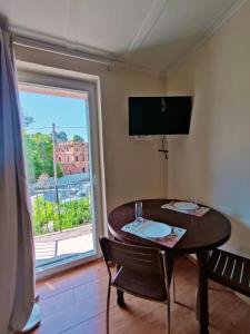 TV a/nebo společenská místnost v ubytování Angelos Apartment Corfu