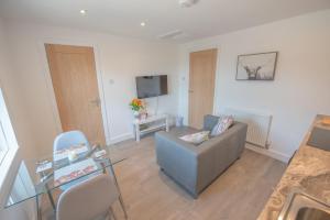 sala de estar con sofá y mesa de cristal en Modern Apartment in Town Centre Skipton, en Skipton