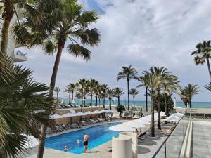 uitzicht op het strand vanaf het zwembad van het resort bij Hotel Playa Golf in Playa de Palma