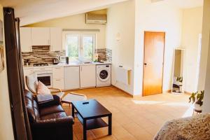 een woonkamer met een bank en een tafel bij Quinta da Bela Vista in Lagos