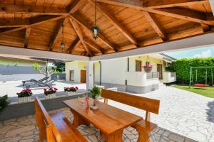 Vonkajšia záhrada v ubytovaní Villa Tea in Imotski, private pool