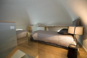 ein kleines Schlafzimmer mit einem Bett und einer Lampe in der Unterkunft Villa Fornari Resort in Bisceglie