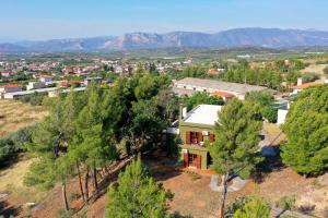 an aerial view of a house surrounded by trees at Villa Khaki in Fíkhtion
