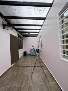 una habitación vacía con un techo con dibujos. en HOMESTAY BANDAR KANGAR (NS FAMILY HOMESTAY) en Kangar