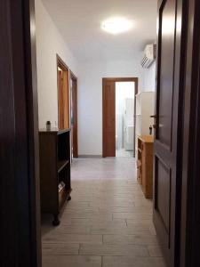 um quarto com um corredor com uma cozinha e uma porta em Bluelake Apartment 3 Omegna em Omegna