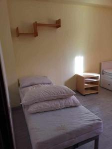 1 dormitorio con 2 camas y una estantería en la pared en Bluelake Apartment 3 Omegna en Omegna