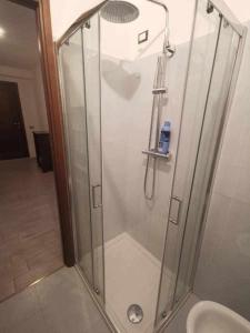 um chuveiro com uma porta de vidro na casa de banho em Bluelake Apartment 3 Omegna em Omegna