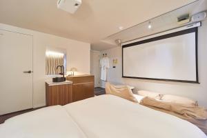 Postel nebo postele na pokoji v ubytování Aank Hotel Busan Nampo