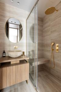 bagno con lavandino e specchio di HIGHSTAY - Luxury Serviced Apartments - Le Marais District a Parigi
