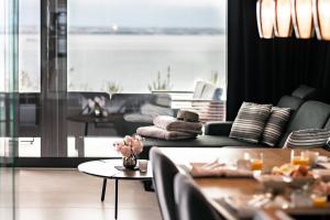Ein Sitzbereich in der Unterkunft Villa Infinity - Luxurious seaview Villa with enchanting Pool
