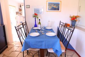 una mesa azul con sillas y un mantel azul en Holiday House Doda, en Povlja