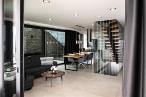 ein Wohnzimmer mit einer Couch und einem Tisch in der Unterkunft Villa Infinity - Luxurious seaview Villa with enchanting Pool in Kali