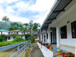 - une vue sur le côté du bâtiment dans l'établissement Mountain View cottage Mankulam, à Munnar