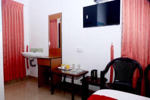 La salle de bains est pourvue d'un lavabo et d'une table avec un lavabo. dans l'établissement Mountain View cottage Mankulam, à Munnar