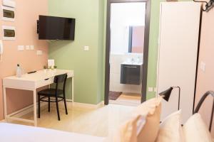 Three Cities Guest House في Cospicua: شخص يلتقط صورة للحمام مع مرآة