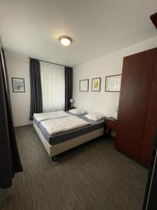 Habitación de hotel con cama y ventana en Apartment Gato en Karlovy Vary