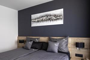 ein Schlafzimmer mit einem Bett und einem Gemälde an der Wand in der Unterkunft Villa Infinity - Luxurious seaview Villa with enchanting Pool in Kali + 37 Fotos