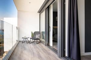 Ein Balkon oder eine Terrasse in der Unterkunft Villa Infinity - Luxurious seaview Villa with enchanting Pool