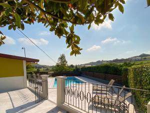 desde el balcón de una casa con piscina en Espectacular casa con piscina y jardín, en Oruña