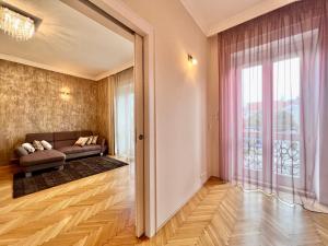 sala de estar con sofá y ventana en Exclusive Colourful Flat in the city en Budapest