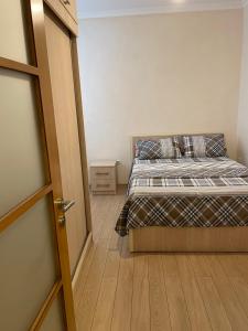 sypialnia z łóżkiem i otwartymi drzwiami w obiekcie Apartment on Melikishvili 51 w mieście Batumi
