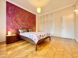 ブダペストにあるExclusive Colourful Flat in the cityの大きな絵画が壁に描かれたベッドルーム
