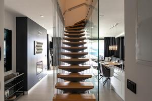 eine Wendeltreppe in einer Küche mit einer Theke in der Unterkunft Villa Infinity - Luxurious seaview Villa with enchanting Pool in Kali