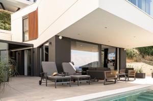 Der Swimmingpool an oder in der Nähe von Villa Infinity - Luxurious seaview Villa with enchanting Pool