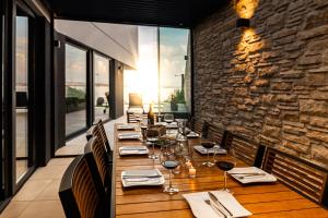 Ein Restaurant oder anderes Speiselokal in der Unterkunft Villa Infinity - Luxurious seaview Villa with enchanting Pool 