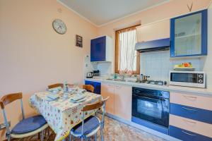 Kuchyňa alebo kuchynka v ubytovaní Residenza Verde - Happy Rentals