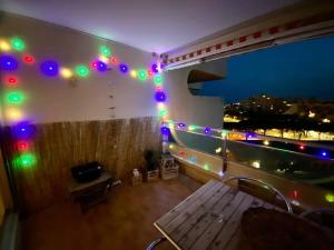 Rõdu või terrass majutusasutuses Joli studio vue mer et port