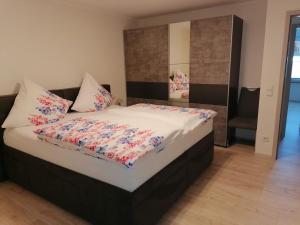 a bedroom with a bed with flowers on it at Ferienwohnung Valentin in Baustert