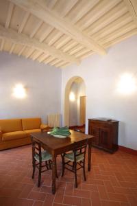 a living room with a table and a couch at Agriturismo Podere La Casa in Palaia